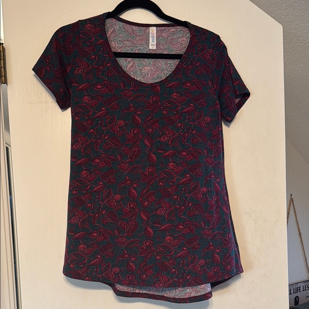 LuLaRoe Forest Green and Red Patterned Short Sleeve Classic Tee